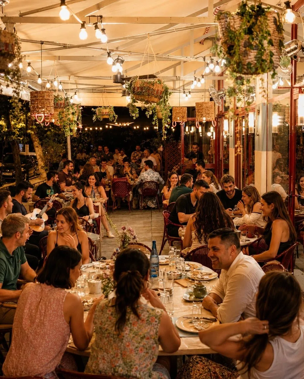 Ηλιόλουστος πεζόδρομος της Σοφούλη με γεμάτα τραπέζια