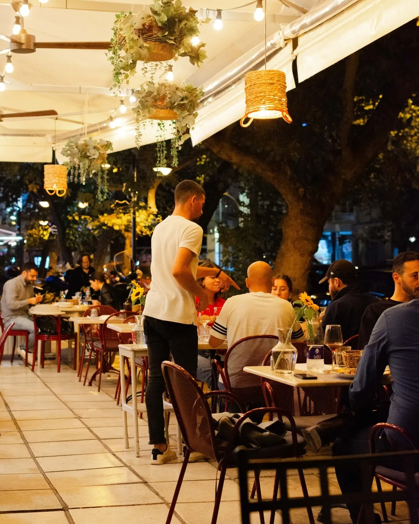 Ζεστός βραδινός φωτισμός στην αυλή της Κορωνίδας