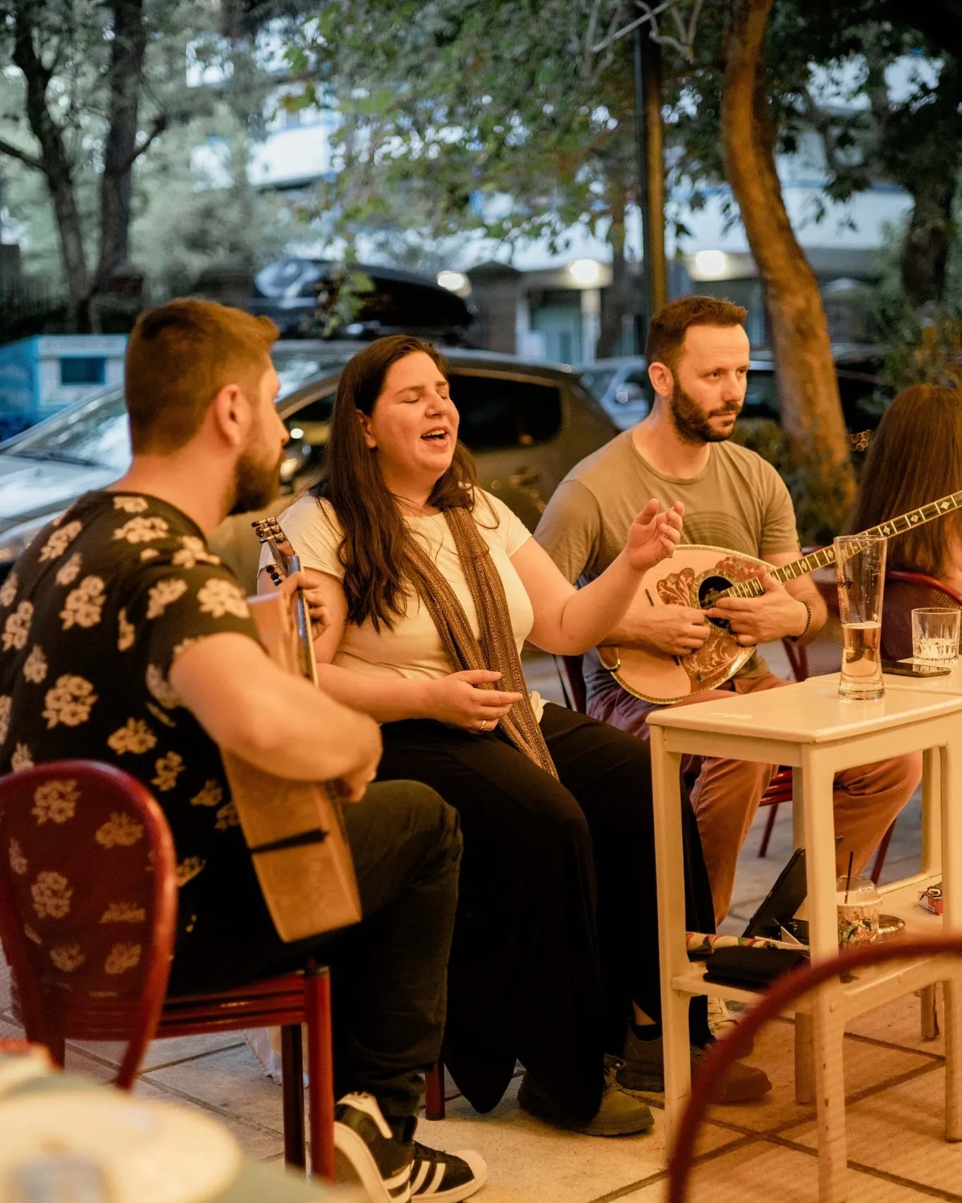 Παρέα φίλων που χαμογελούν και τσουγκρίζουν ποτήρια στον εξωτερικό χώρο